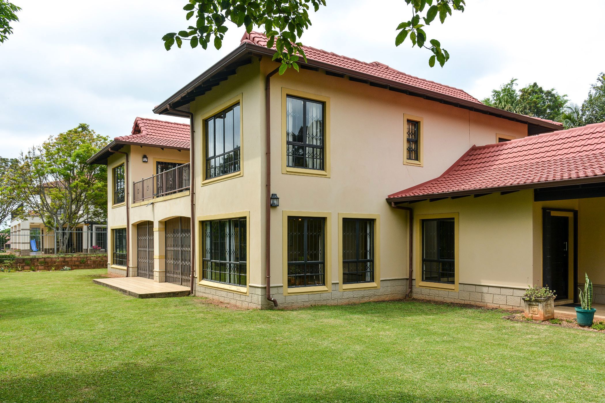 Double-storey house sold in Montrose - 1PM1678135