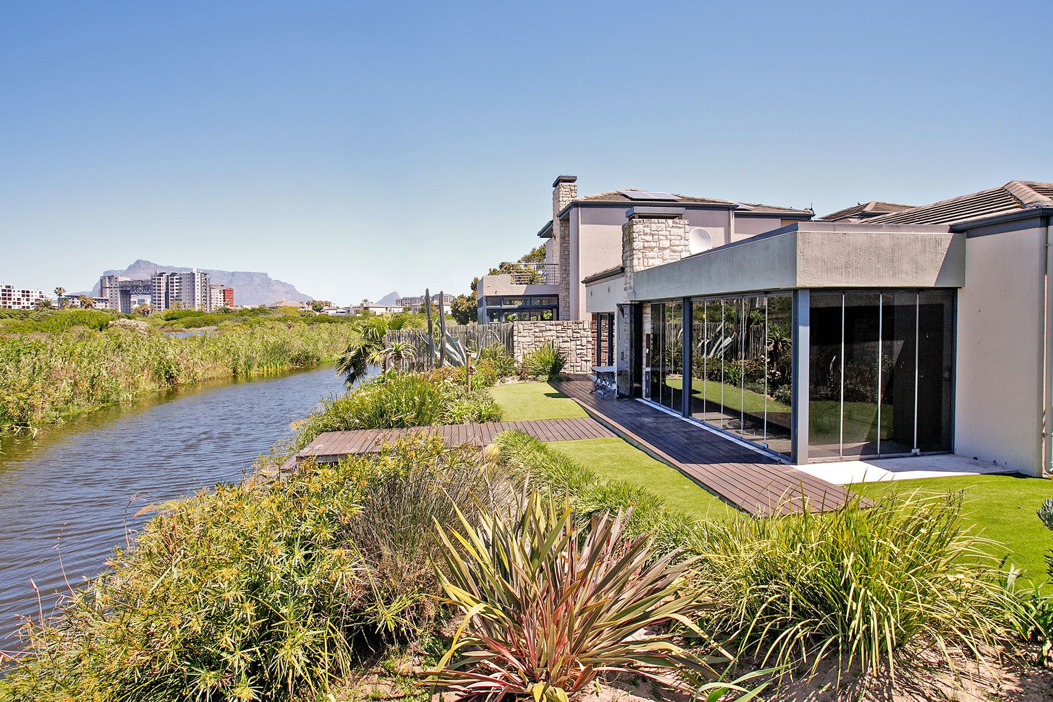 Security estate home sold in Century City - 1TV1677493