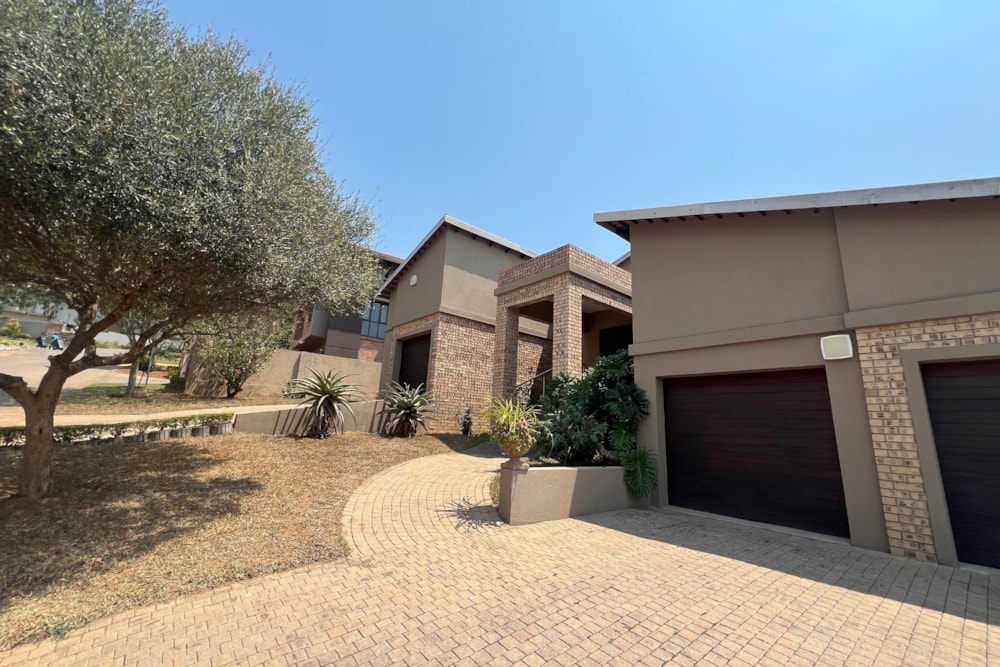 Double-storey house for sale in Sonheuwel - 1NS1676582 Double-storey house for sale in Sonheuwel - 1NS1676582