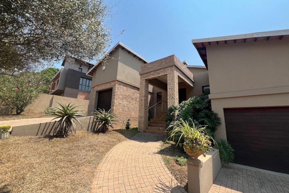 Double-storey house for sale in Sonheuwel - 1NS1676582 Double-storey house for sale in Sonheuwel - 1NS1676582