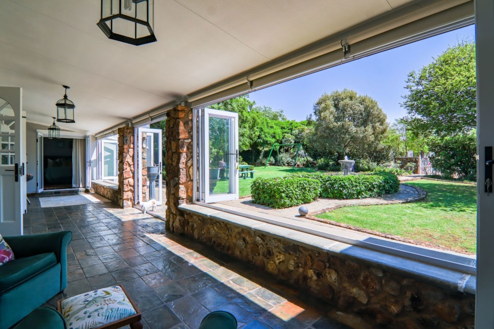 Single-storey house sold in Cornwall Hill - CN1676874