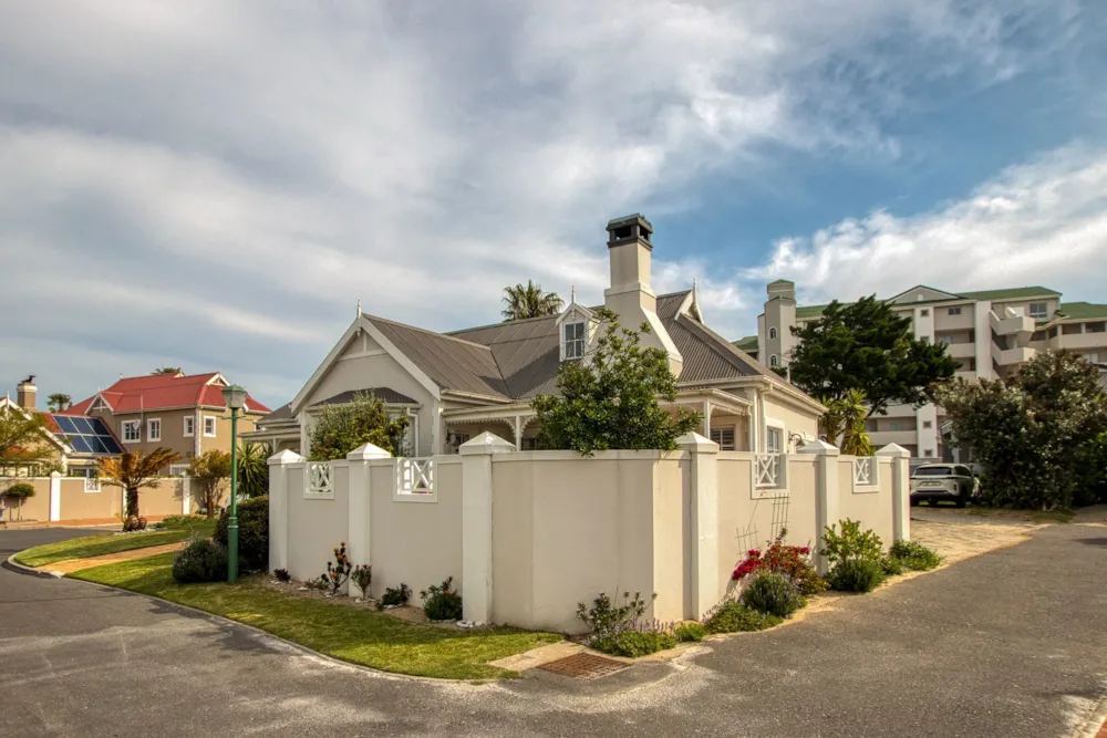 House sold in Greenways - SW1676385 House sold in Greenways - SW1676385