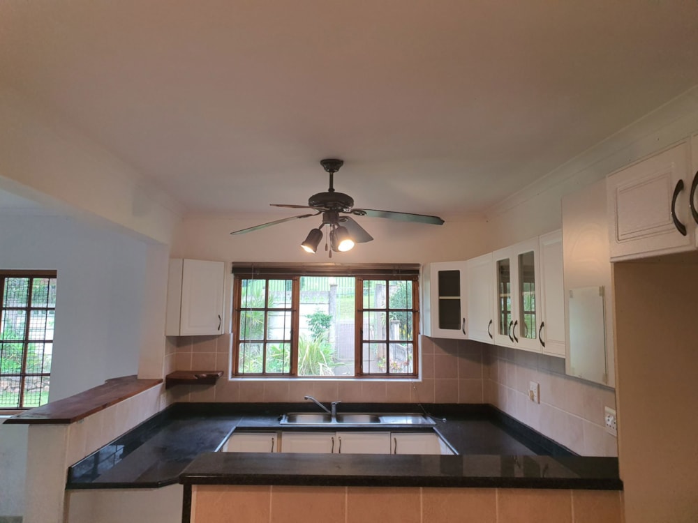 Garden cottage let in Waterfall, Upper Highway - 1KF1682406