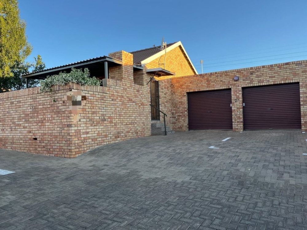 Townhouse for sale in Hillside, Bloemfontein - 1BX1680517 Townhouse for sale in Hillside, Bloemfontein - 1BX1680517