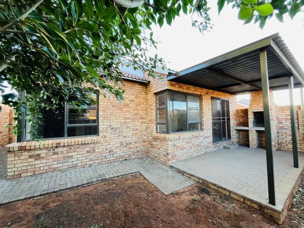 Townhouse for sale in Hillside, Bloemfontein - 1BX1680517 Townhouse for sale in Hillside, Bloemfontein - 1BX1680517
