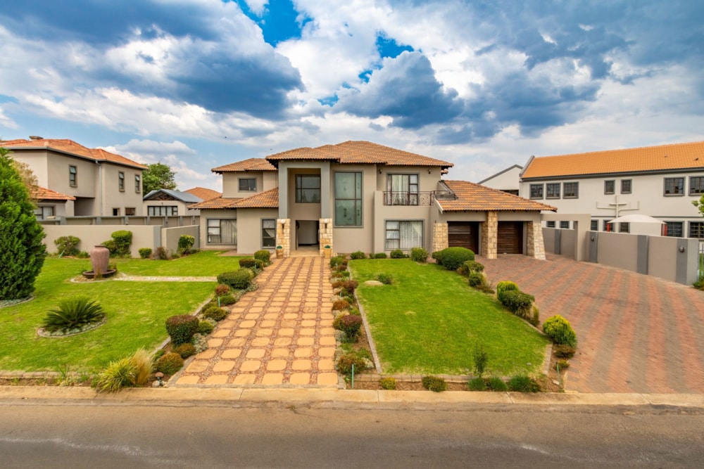 Security estate home for sale in Helderwyk Estate - 1BJ1616959 Security estate home for sale in Helderwyk Estate - 1BJ1616959