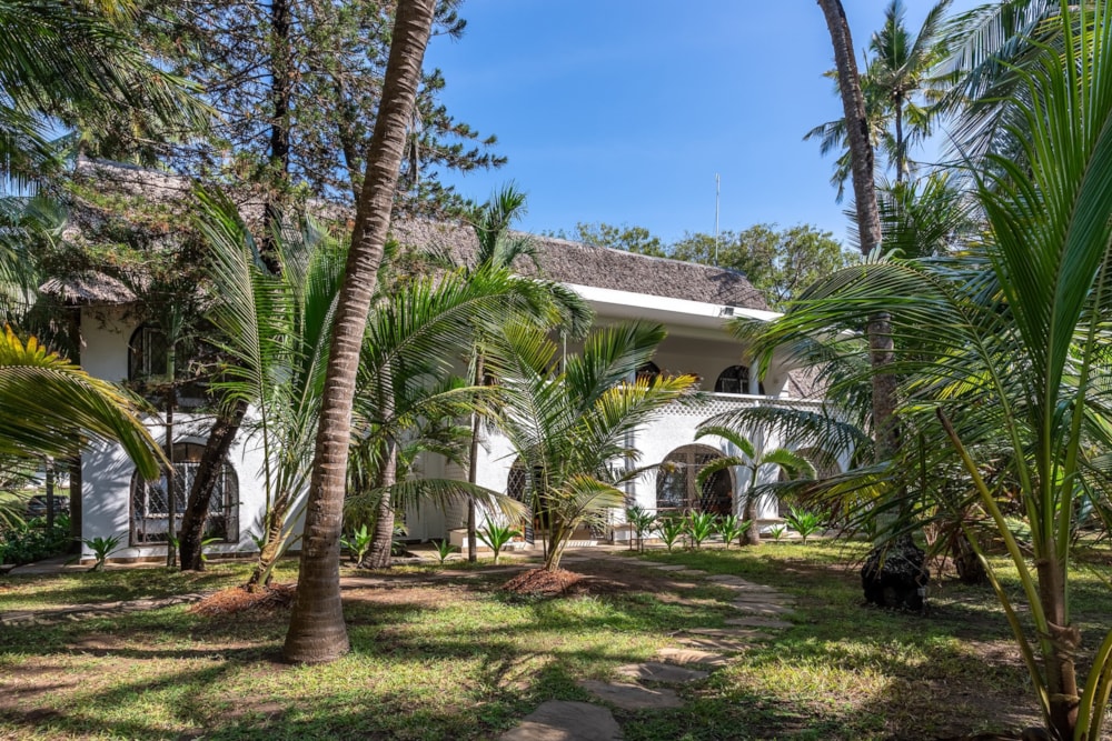 Beachfront villa to rent in Diani, Kenya - 3KE1683458