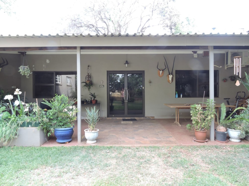 Smallholding for sale in Kroondal - 1RU1686105