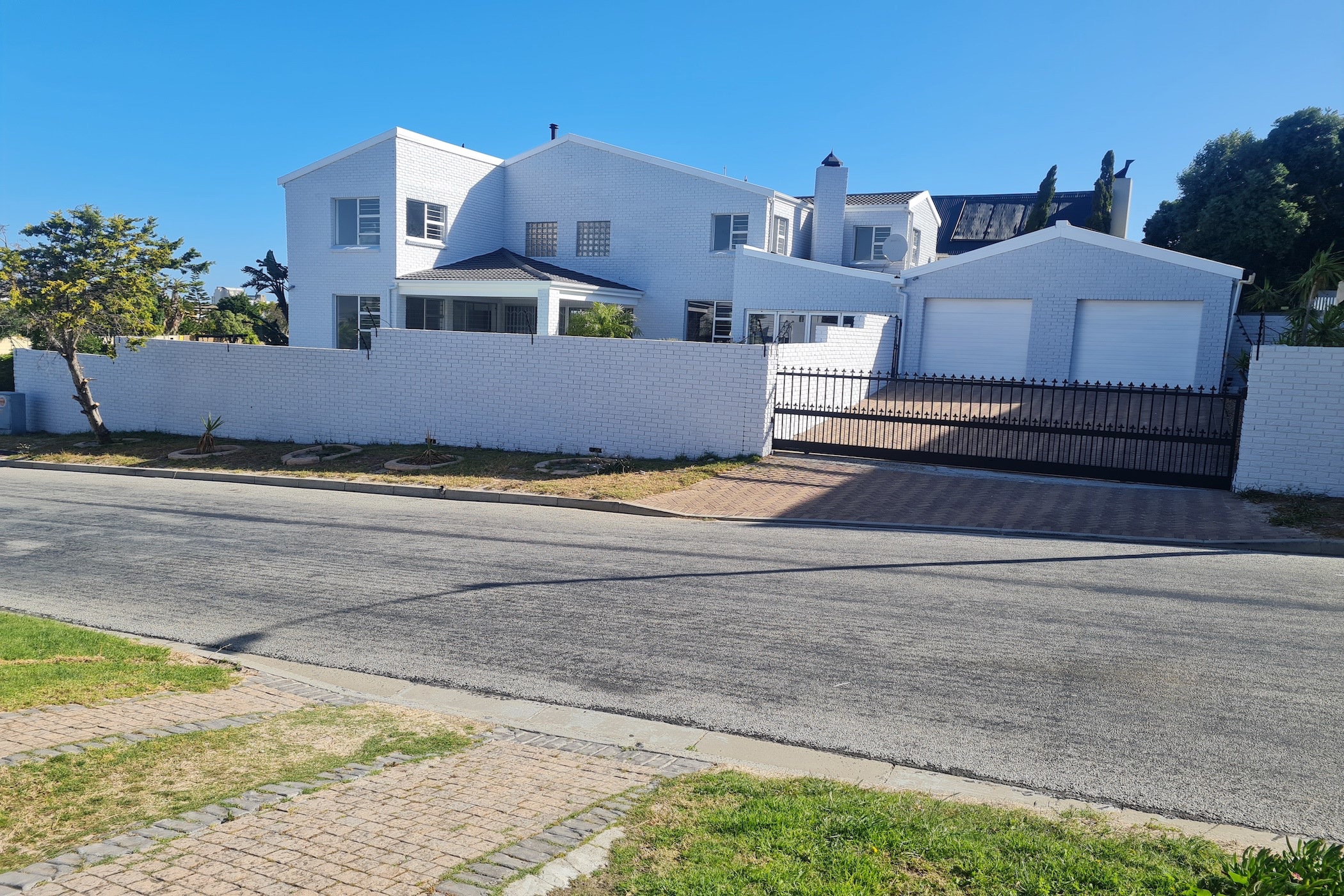 House let in West Beach, Blouberg - 1TV1680748