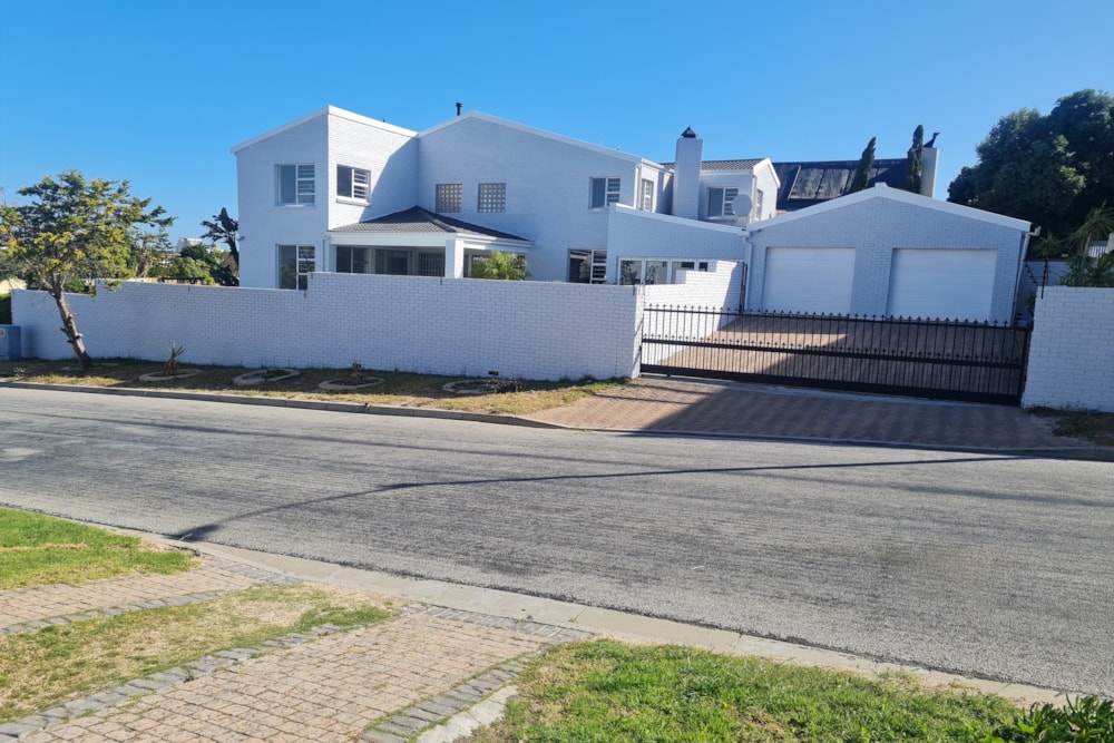 House let in West Beach, Blouberg - 1TV1680748
