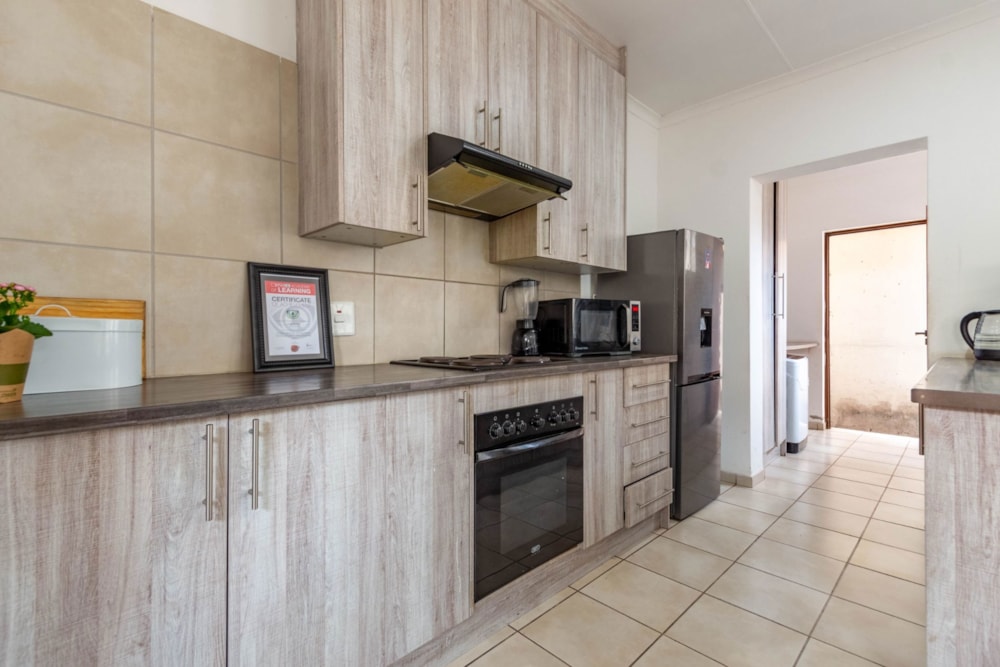 Security complex home for sale in Norton Home Estate - EN1682451