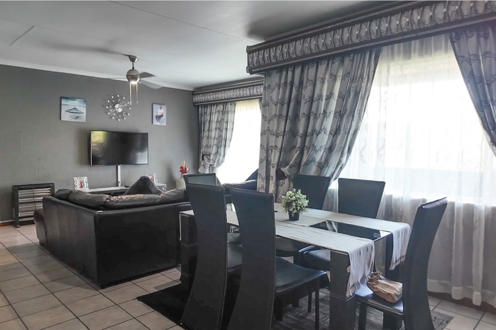 Security complex home for sale in White River - 1WR1675086