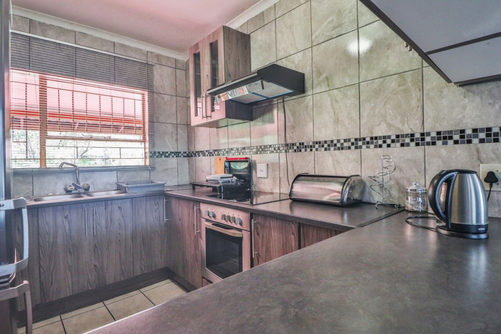 Security complex home to rent in White River - 1WR1753608 Security complex home to rent in White River - 1WR1753608