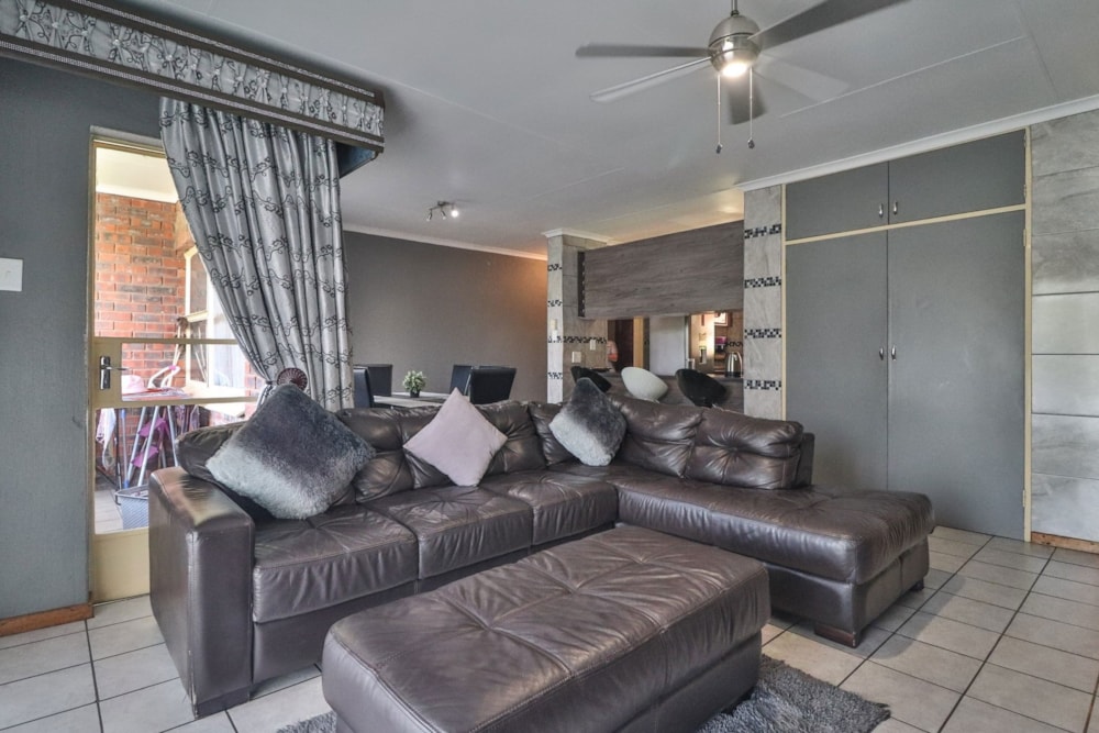 Security complex home for sale in White River - 1WR1675086 Security complex home for sale in White River - 1WR1675086