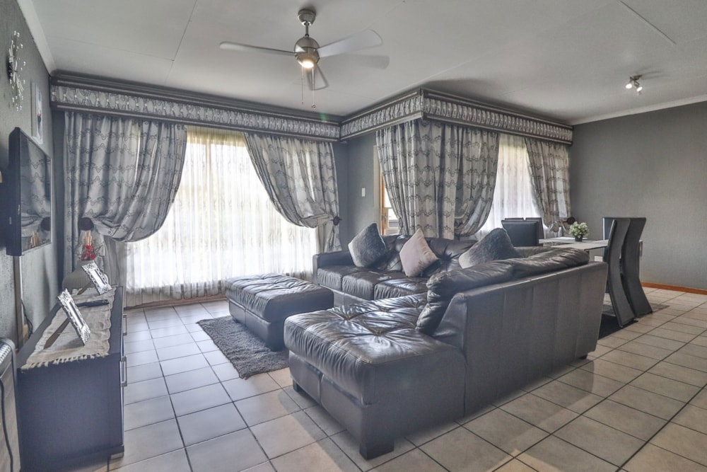 Security complex home for sale in White River - 1WR1675086 Security complex home for sale in White River - 1WR1675086