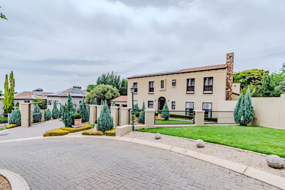 House sold in Country Lane Estate - CN1679772