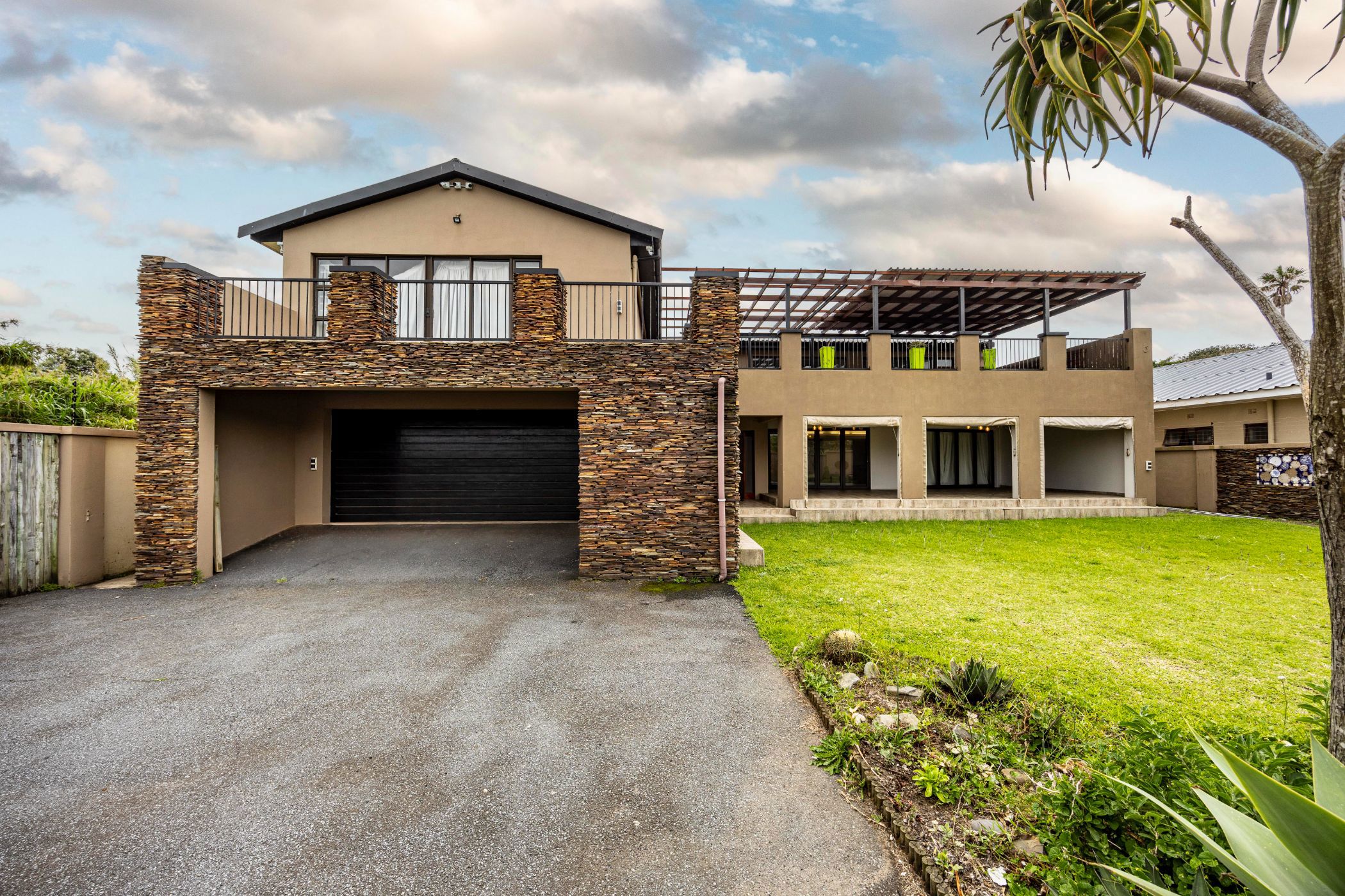 Double-storey house sold in Gonubie - 1EZ1681943