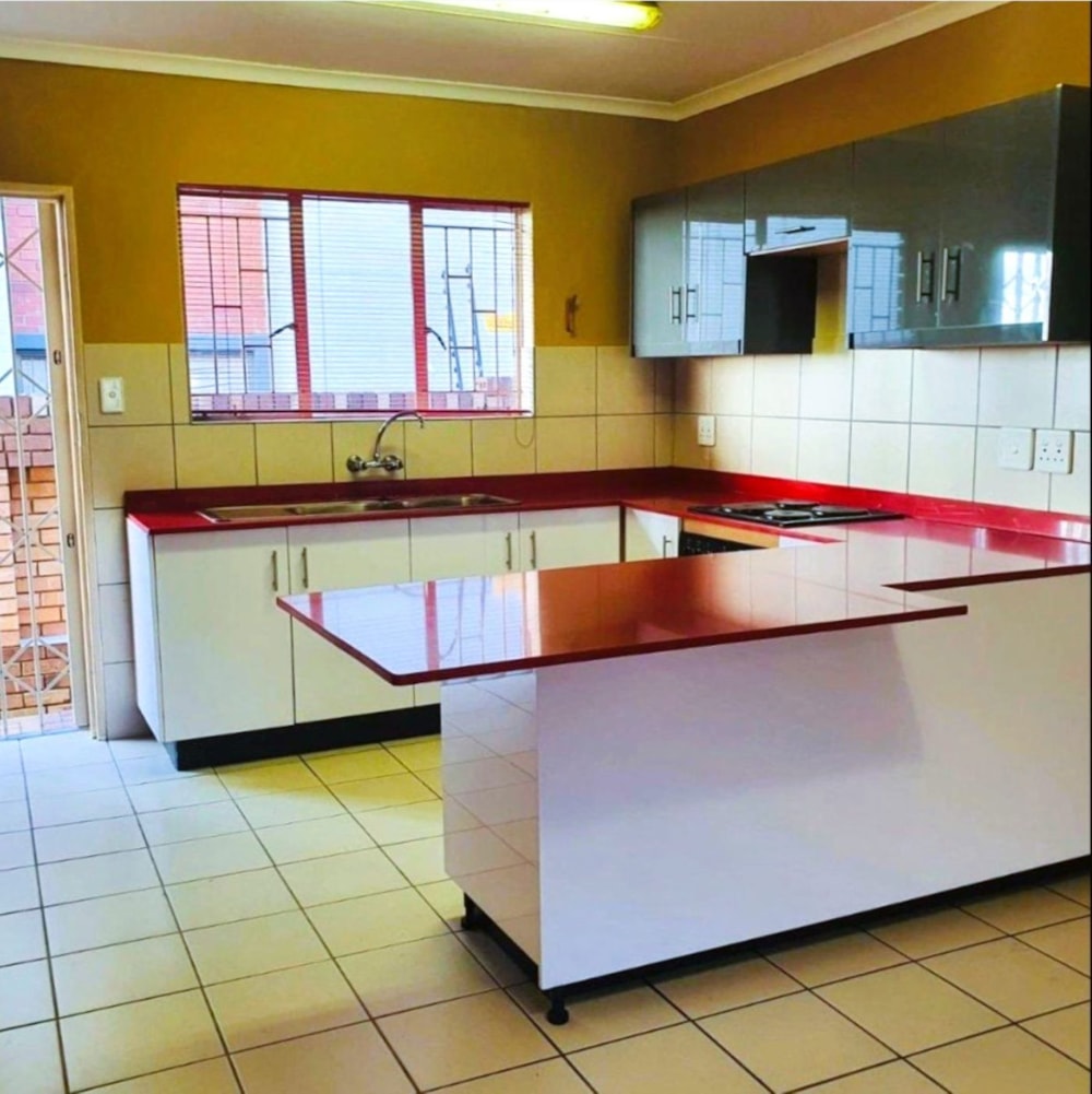 Townhouse for sale in Bendor Park - 1PS1680309 Townhouse for sale in Bendor Park - 1PS1680309