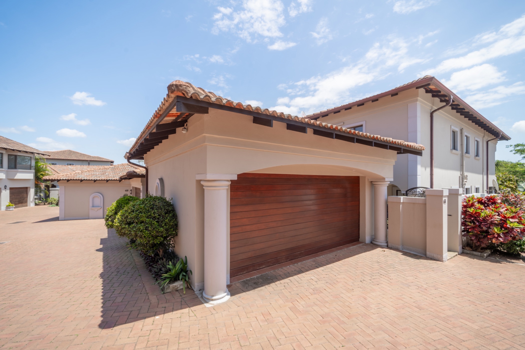 Townhouse let in Umhlali Golf & Country Club Estate - 1BD1680067