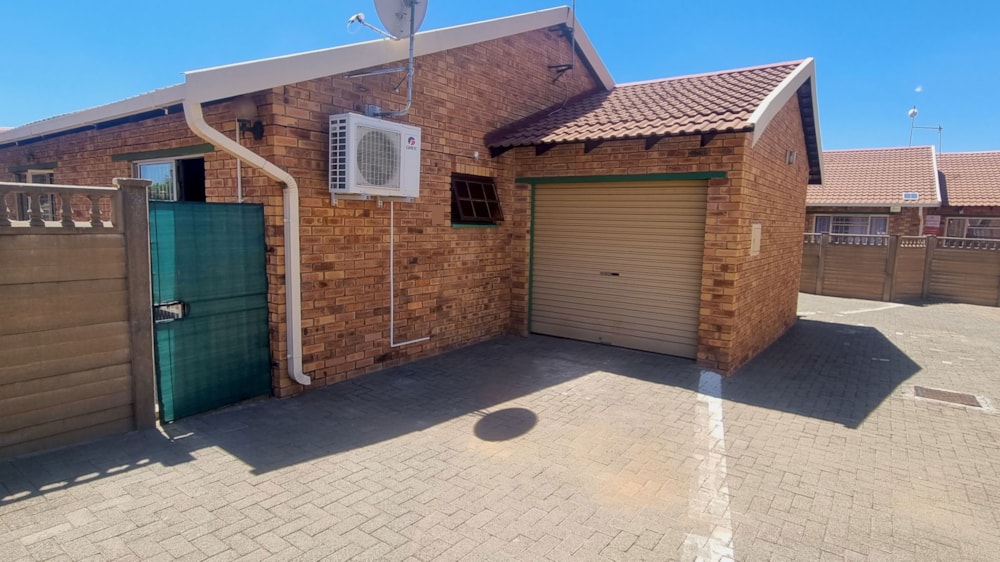 Townhouse sold in Uitsig, Bloemfontein - 1BX1683624 Townhouse sold in Uitsig, Bloemfontein - 1BX1683624