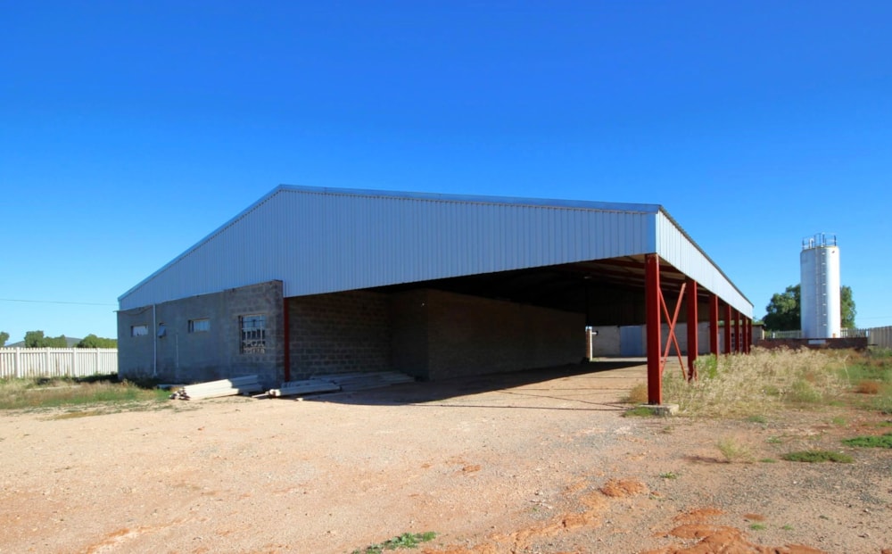 Commercial industrial property for sale in Dysselsdorp - 1OU1660094
