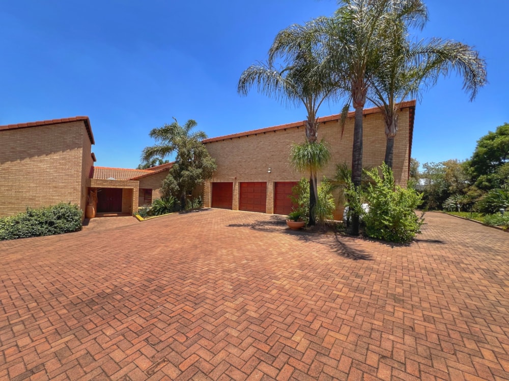 House for sale in Mooikloof Equestrian Estate - PT1683402