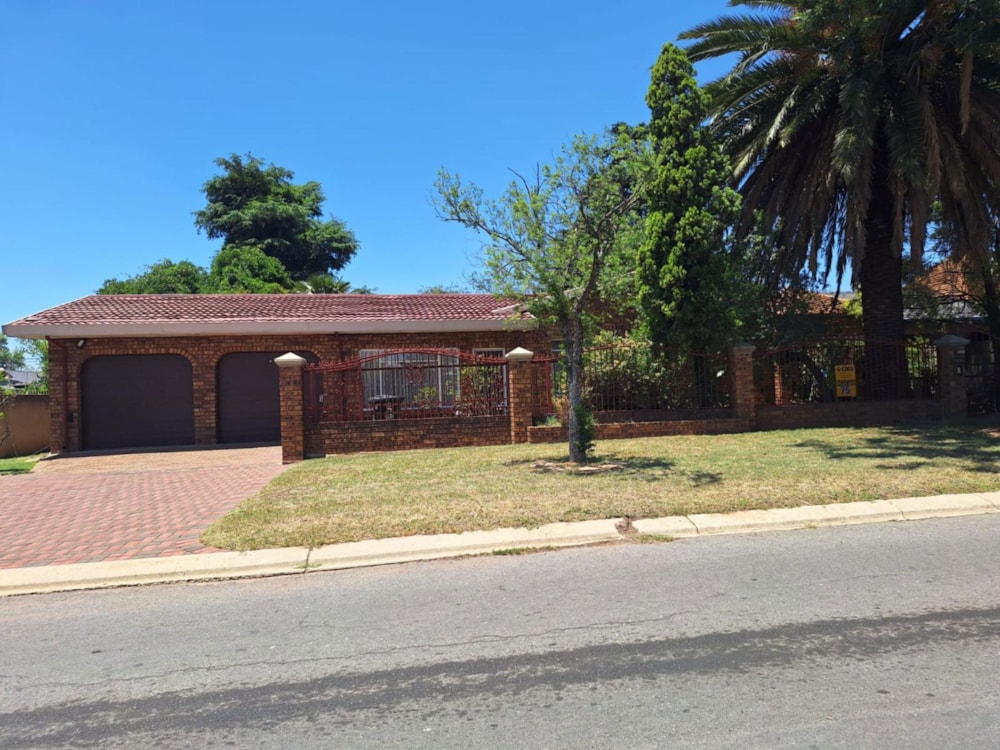 House for sale in Mackenzie Park - EN1683654 House for sale in Mackenzie Park - EN1683654