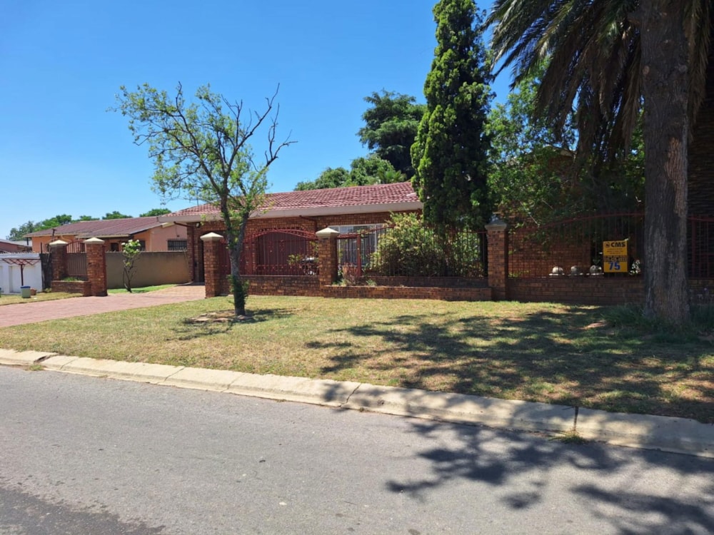 House for sale in Mackenzie Park - EN1683654 House for sale in Mackenzie Park - EN1683654