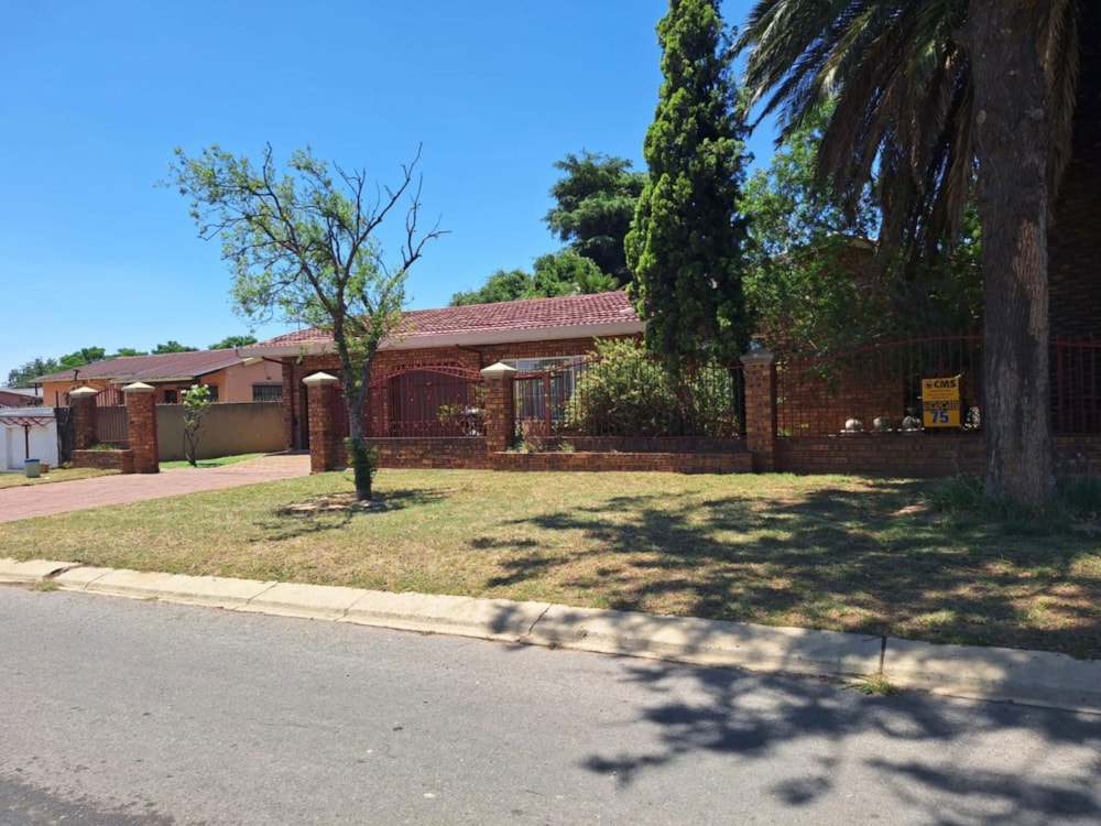 House for sale in Mackenzie Park - EN1683654 House for sale in Mackenzie Park - EN1683654