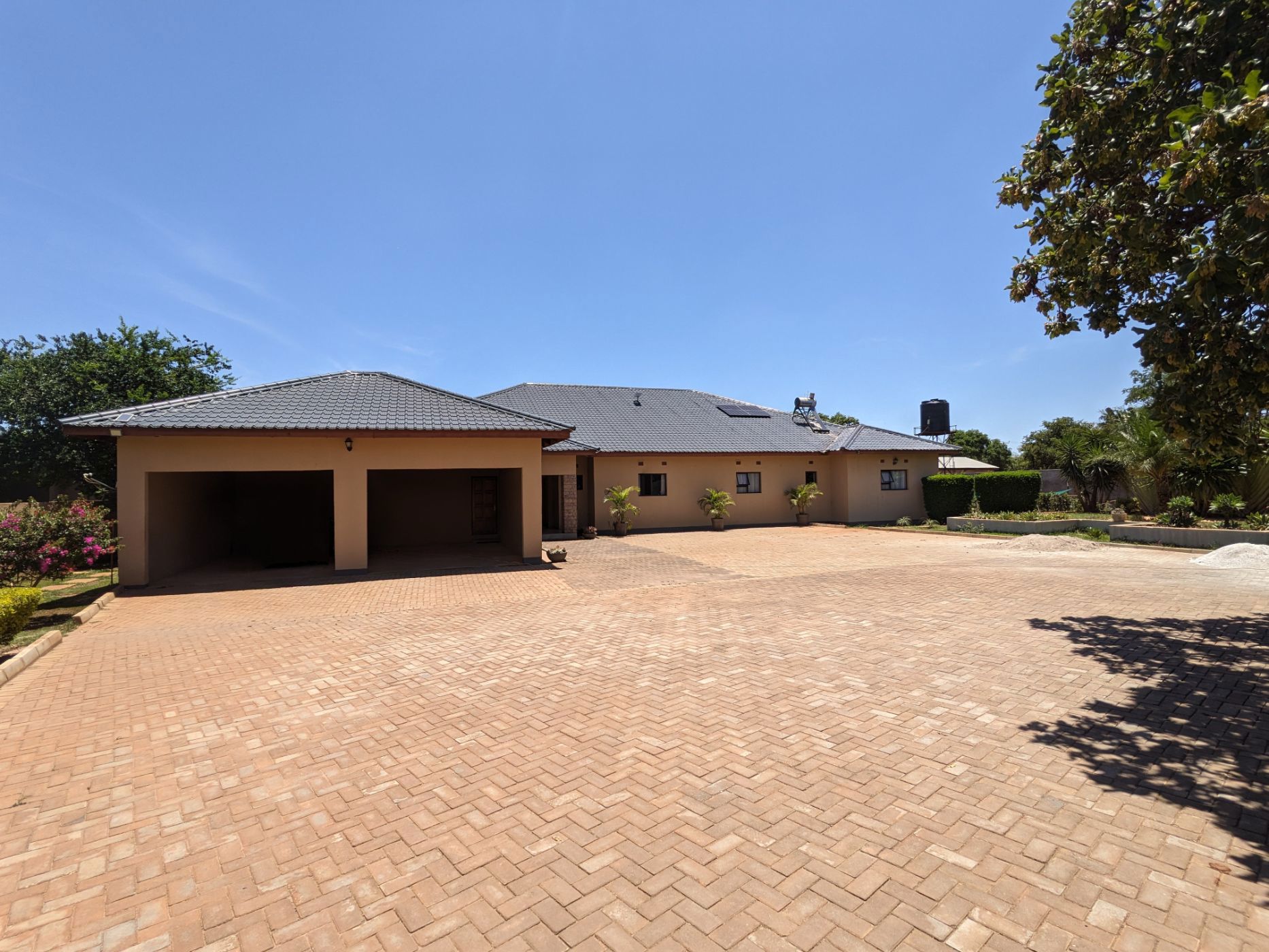 Single-storey house sold in Leopards Hill, Zambia - 3ZA1703335