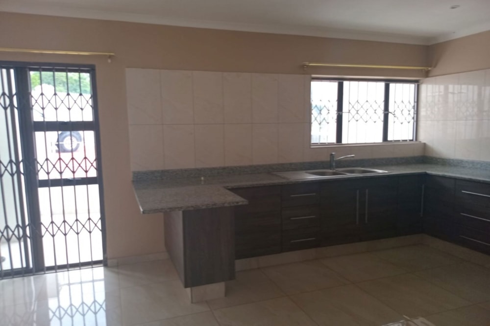 Apartment let in Chatsworth, KwaZulu-Natal - 1WB1683638