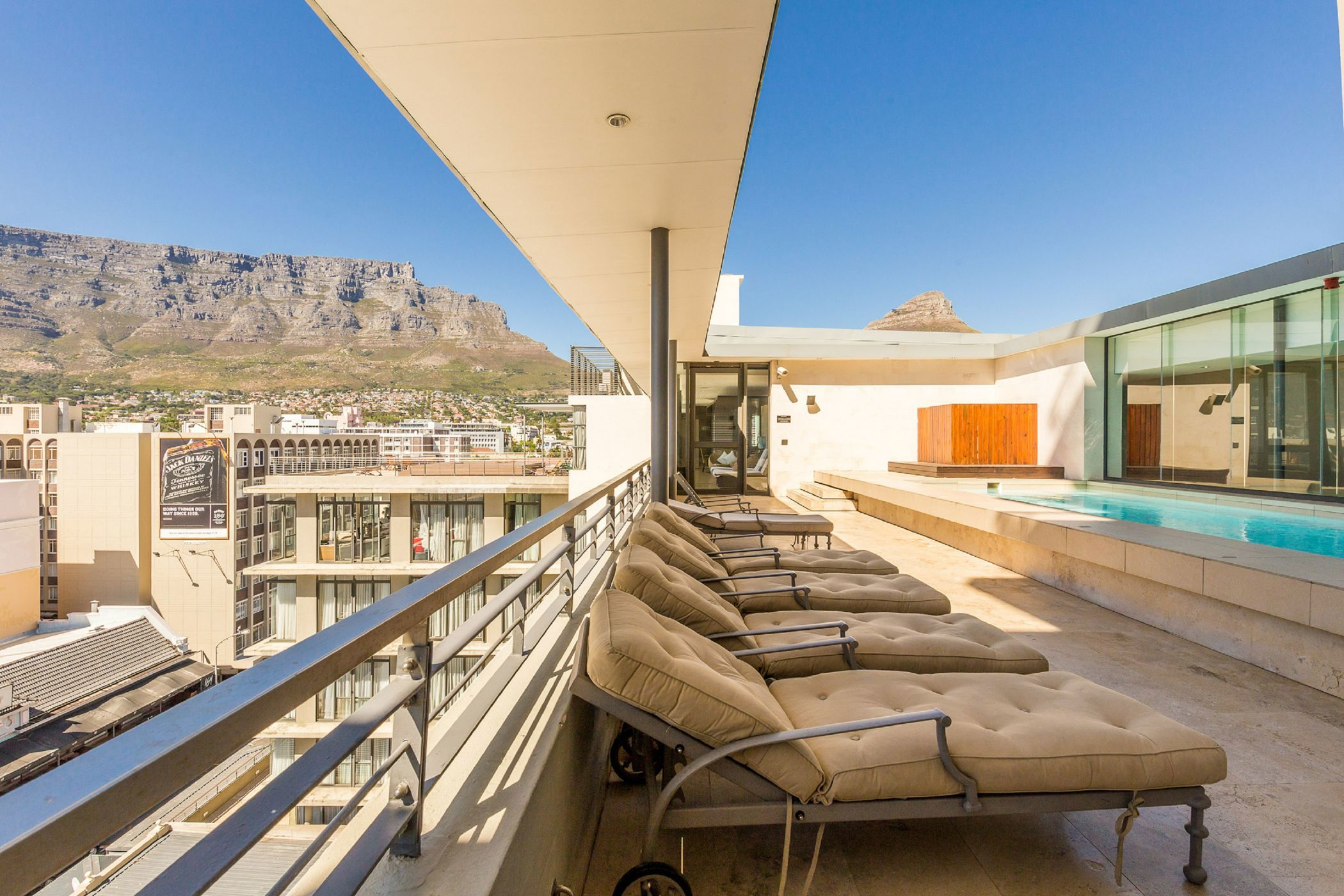 Bachelor apartment to rent in Cape Town Central - CBL1750063