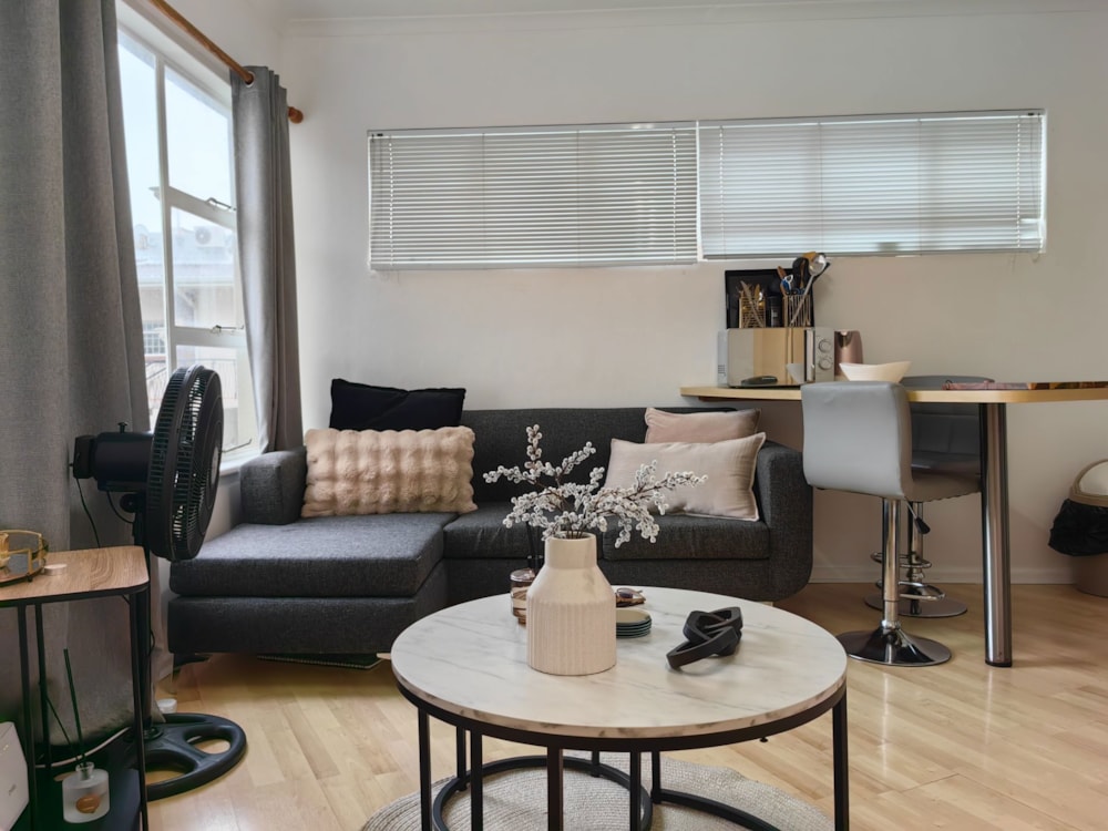 Bachelor apartment let in Tamboerskloof - CBL1684027 Bachelor apartment let in Tamboerskloof - CBL1684027