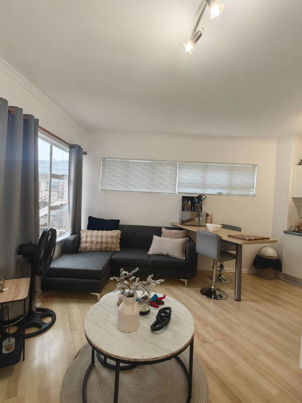 Bachelor apartment let in Tamboerskloof - CBL1684027 Bachelor apartment let in Tamboerskloof - CBL1684027