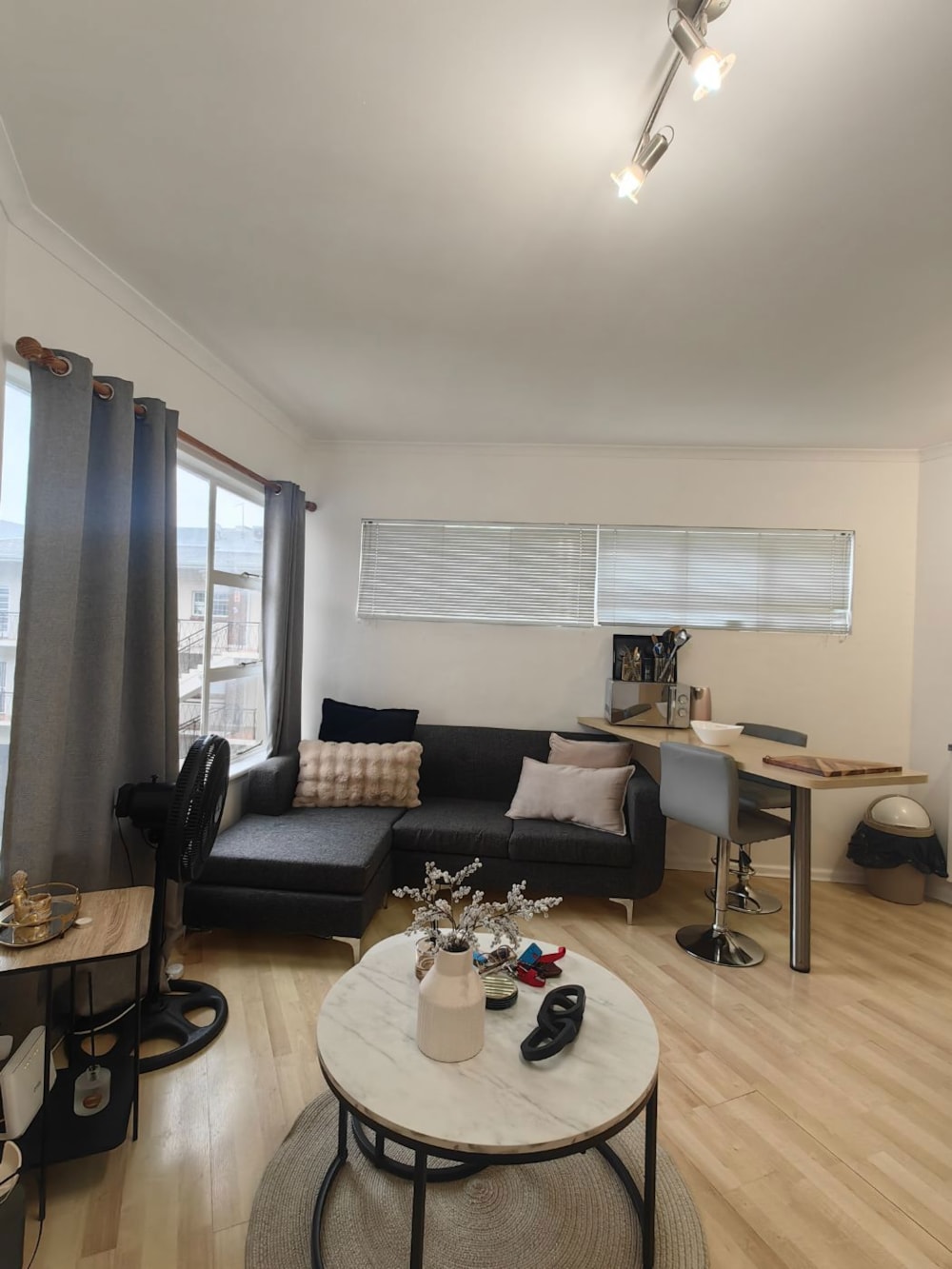 Bachelor apartment let in Tamboerskloof - CBL1684027 Bachelor apartment let in Tamboerskloof - CBL1684027