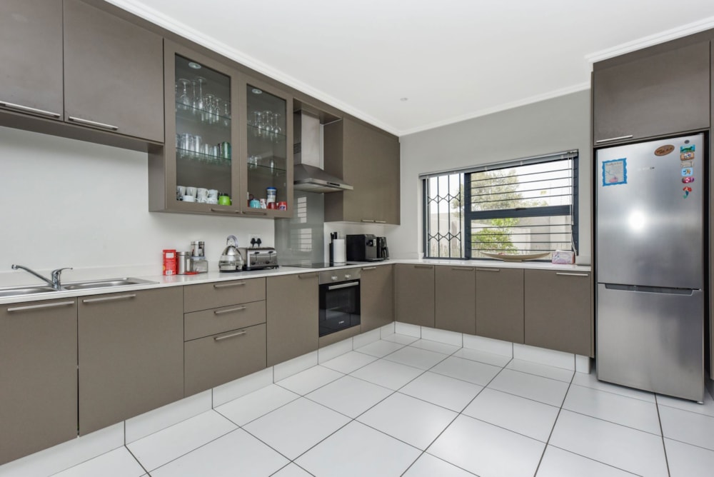 Security complex home sold in Paulshof - FW1684103 Security complex home sold in Paulshof - FW1684103