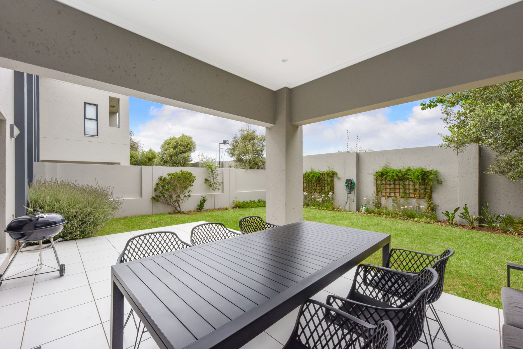 Security complex home sold in Paulshof - FW1684103