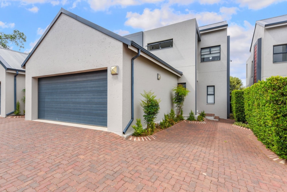 Security complex home sold in Paulshof - FW1684103 Security complex home sold in Paulshof - FW1684103