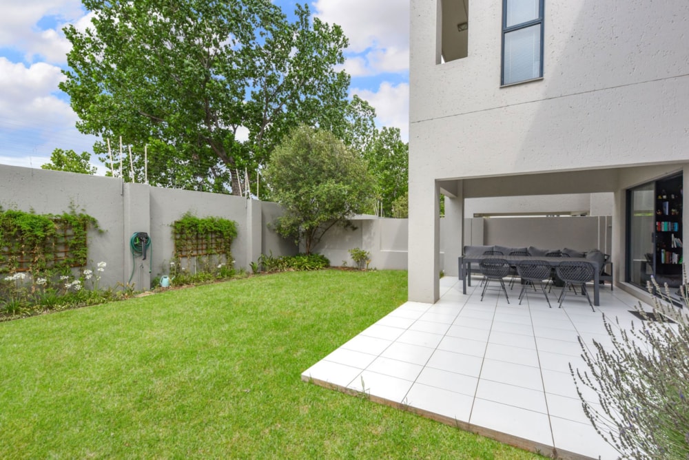 Security complex home sold in Paulshof - FW1684103 Security complex home sold in Paulshof - FW1684103