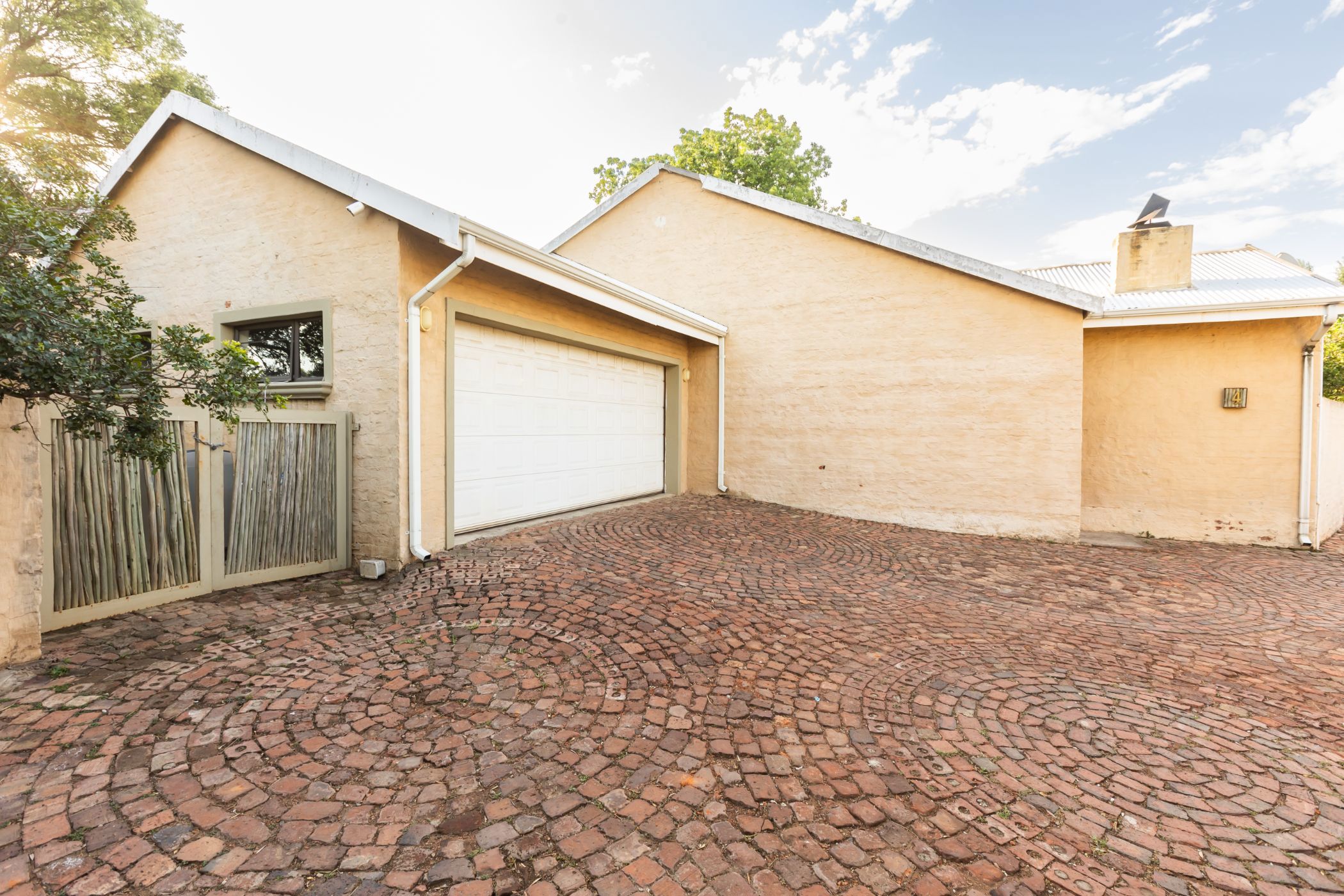 Townhouse sold in Hutten Heights - 1NW1685355