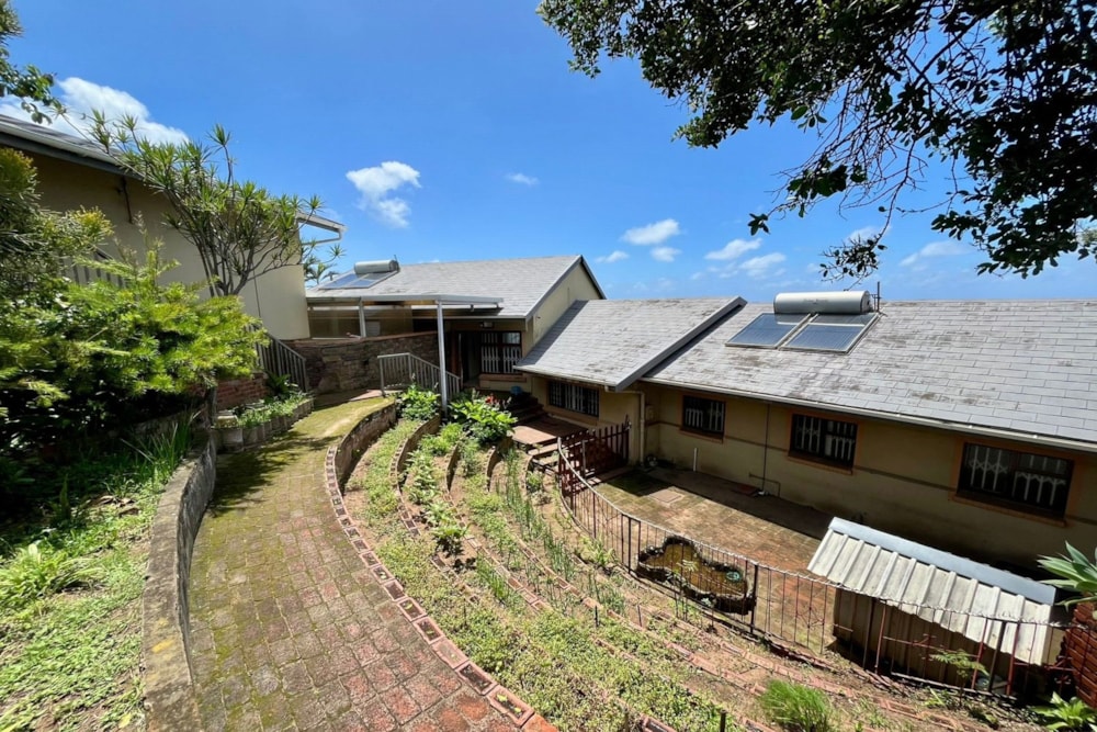 Double-storey house for sale in Athlone Park - 1WB1687742 Double-storey house for sale in Athlone Park - 1WB1687742