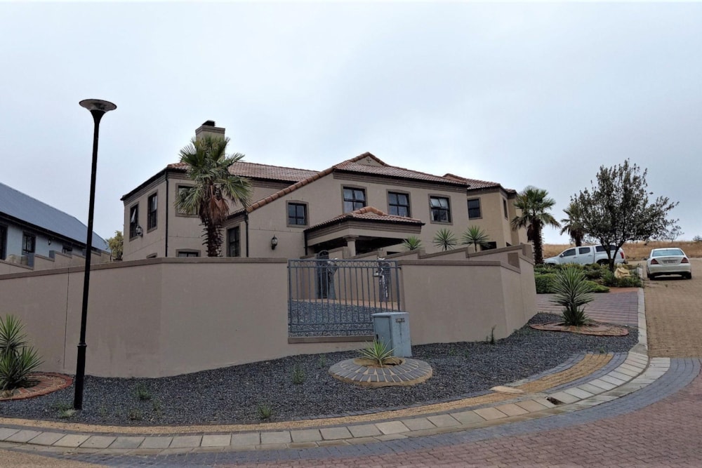 House let in Mount Royal Golf & Country Estate - 1SJ1686115 House let in Mount Royal Golf & Country Estate - 1SJ1686115