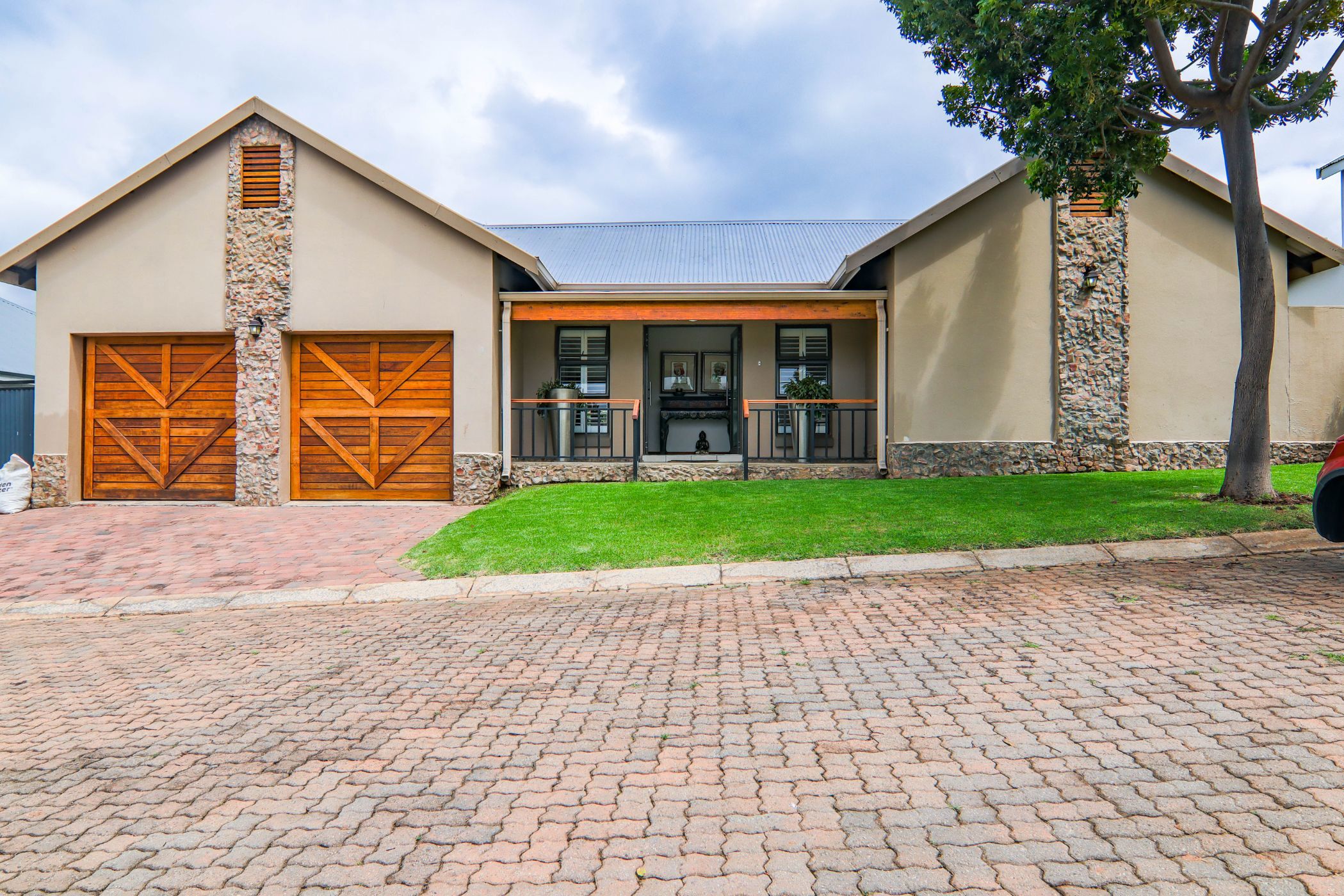 Security estate home sold in Heritage Hill Estates - CN1685964