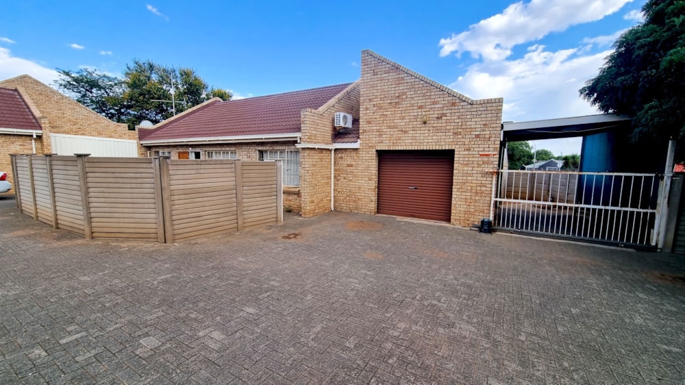 Townhouse sold in Uitsig, Bloemfontein - 1BX1688117 Townhouse sold in Uitsig, Bloemfontein - 1BX1688117