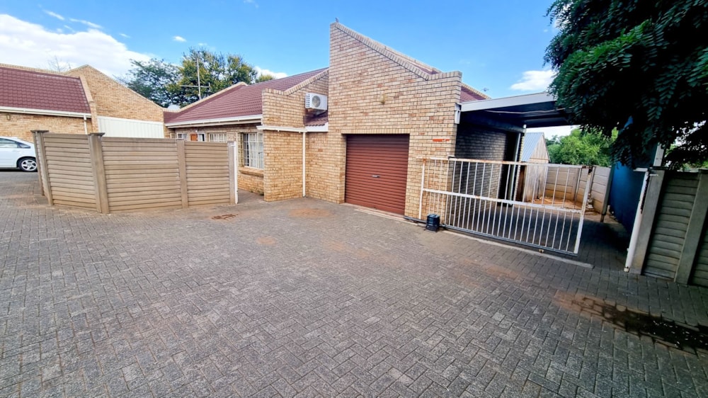 Townhouse sold in Uitsig, Bloemfontein - 1BX1688117 Townhouse sold in Uitsig, Bloemfontein - 1BX1688117