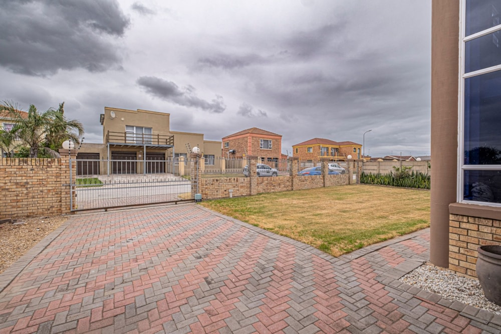 Double-storey house for sale in Bluewater Bay, Port Elizabeth, Gqeberha - 1PLZ1685648 Double-storey house for sale in Bluewater Bay, Port Elizabeth, Gqeberha - 1PLZ1685648