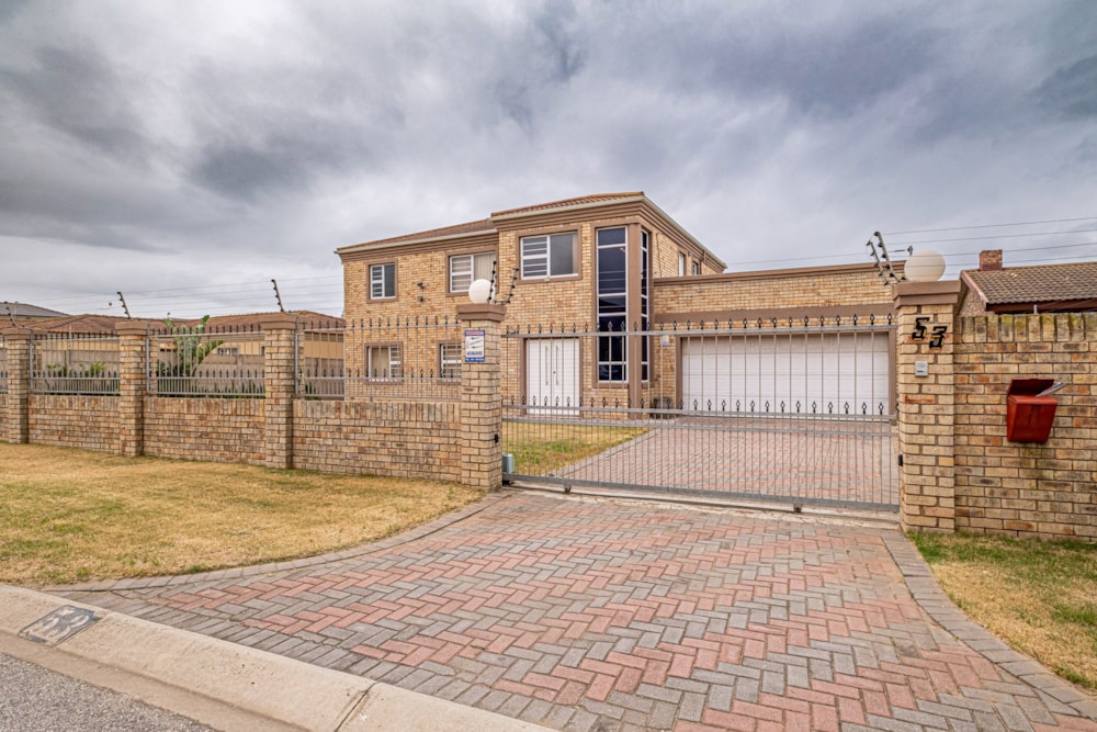 Double-storey house for sale in Bluewater Bay, Port Elizabeth, Gqeberha - 1PLZ1685648 Double-storey house for sale in Bluewater Bay, Port Elizabeth, Gqeberha - 1PLZ1685648