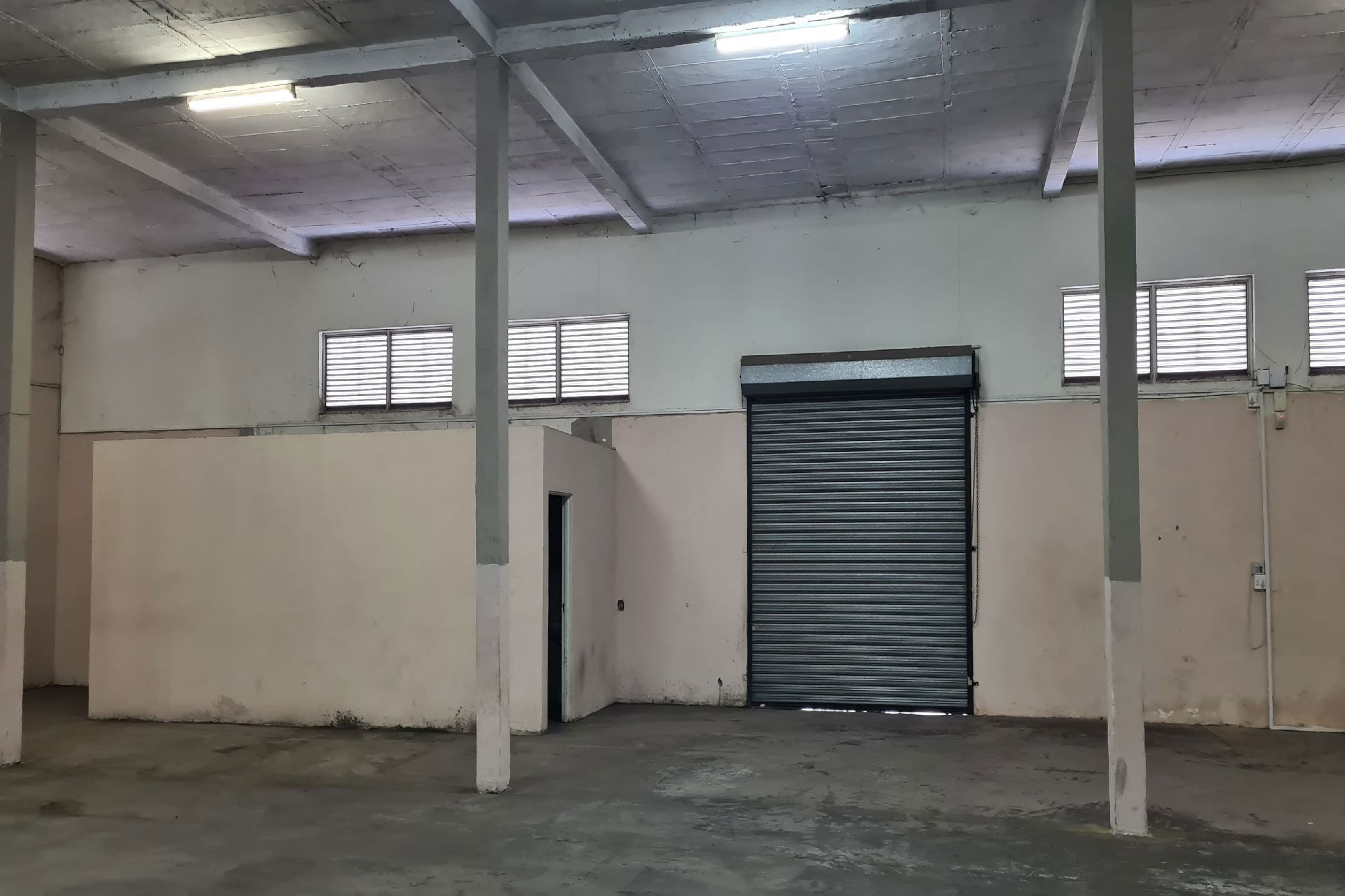 Commercial industrial property to rent in Riverside Industrial Park - 1NS1686308