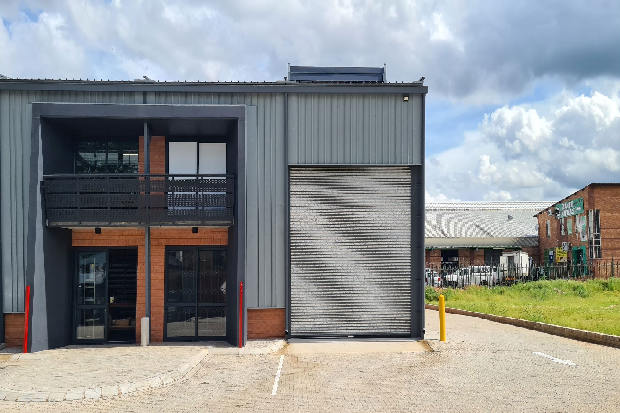 Commercial industrial property to rent in Riverside Industrial Park - 1NS1686454