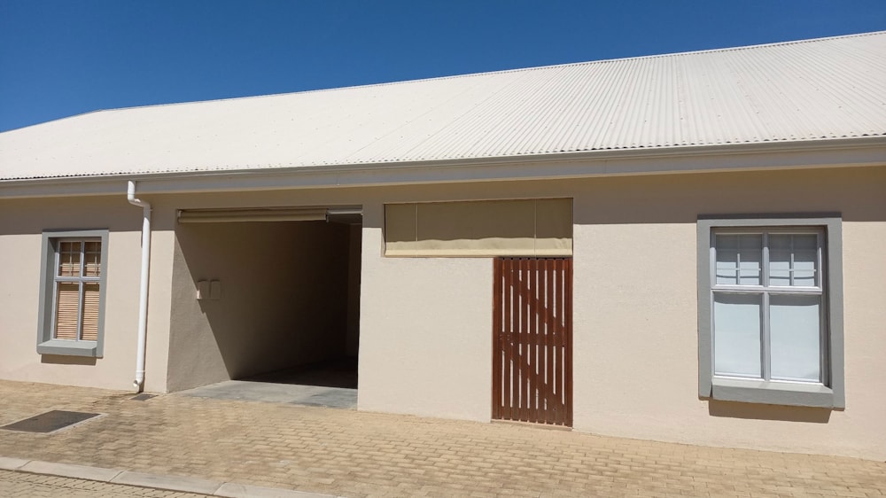 Security complex home sold in Oudtshoorn - 1OU1686817 Security complex home sold in Oudtshoorn - 1OU1686817